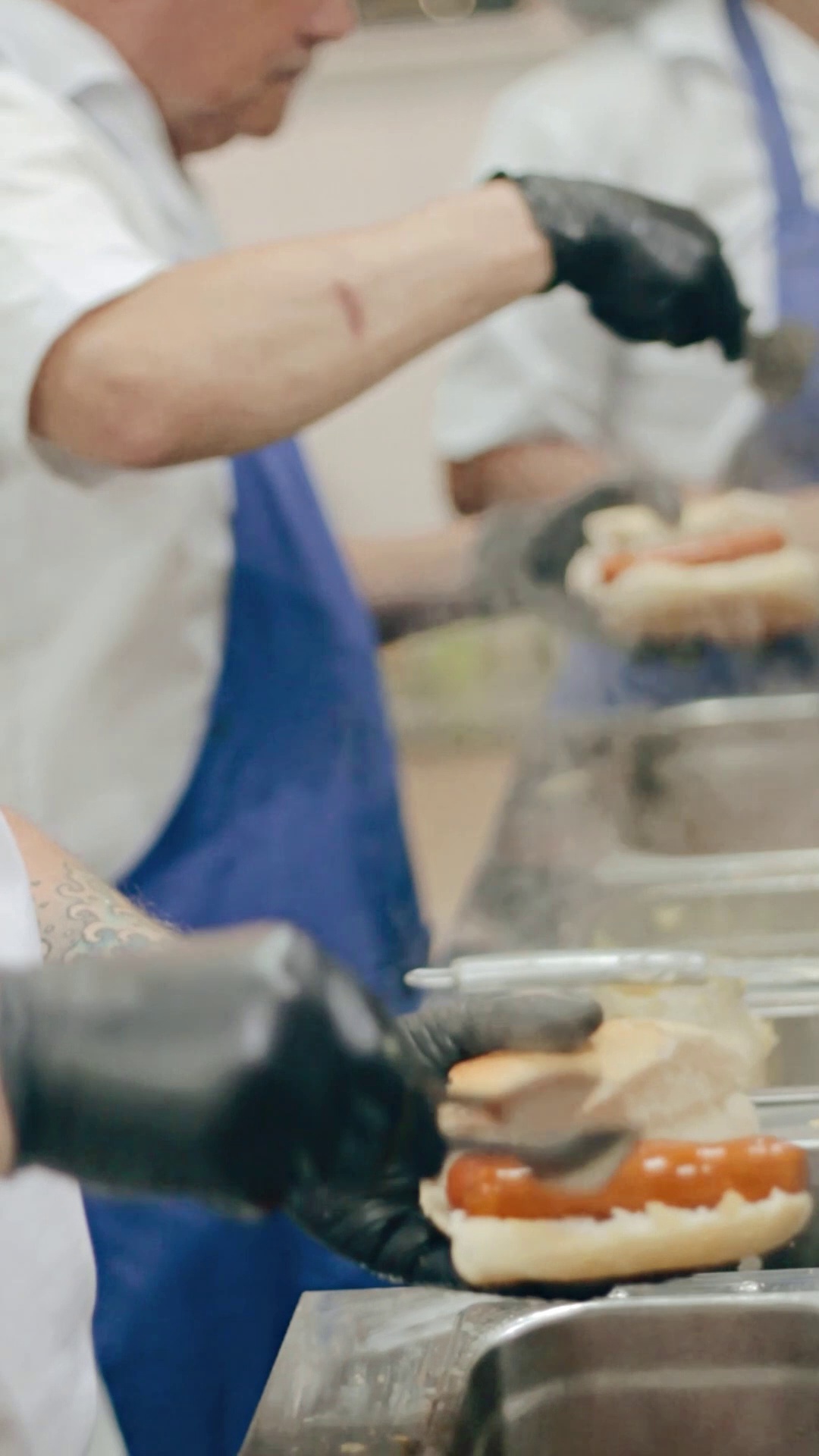 Equipe montando o hot dog